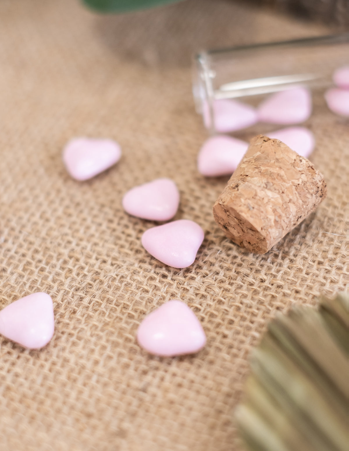 Detalj s čepom od pluta za mini čokoladne bombone u obliku srca za vjenčanje