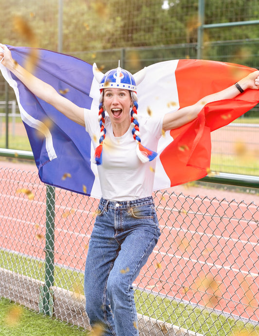 Drapeau porté par une supportrice enthousiaste du drapeau supporter France