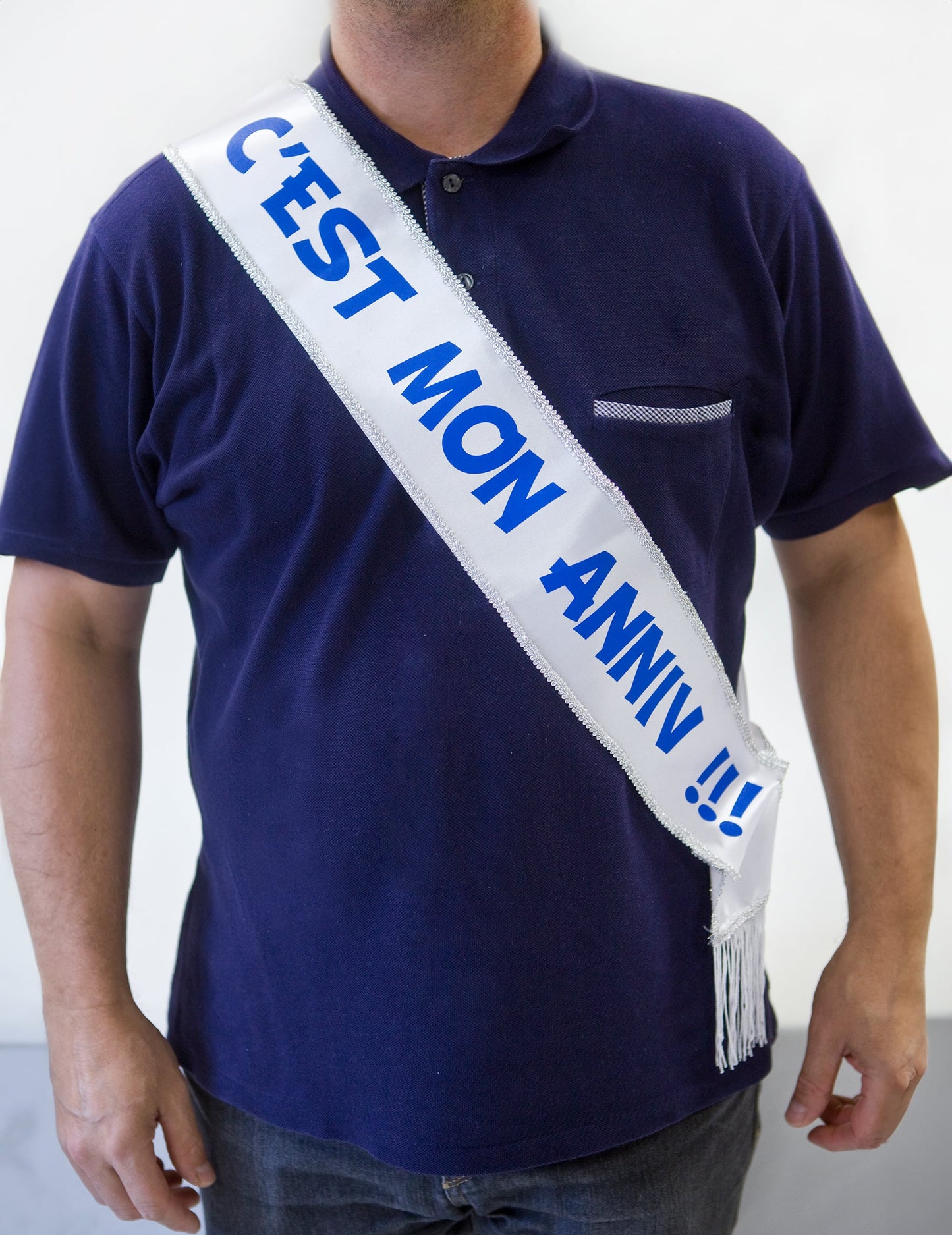 Vue de face de l'écharpe en satin c'est mon anniv