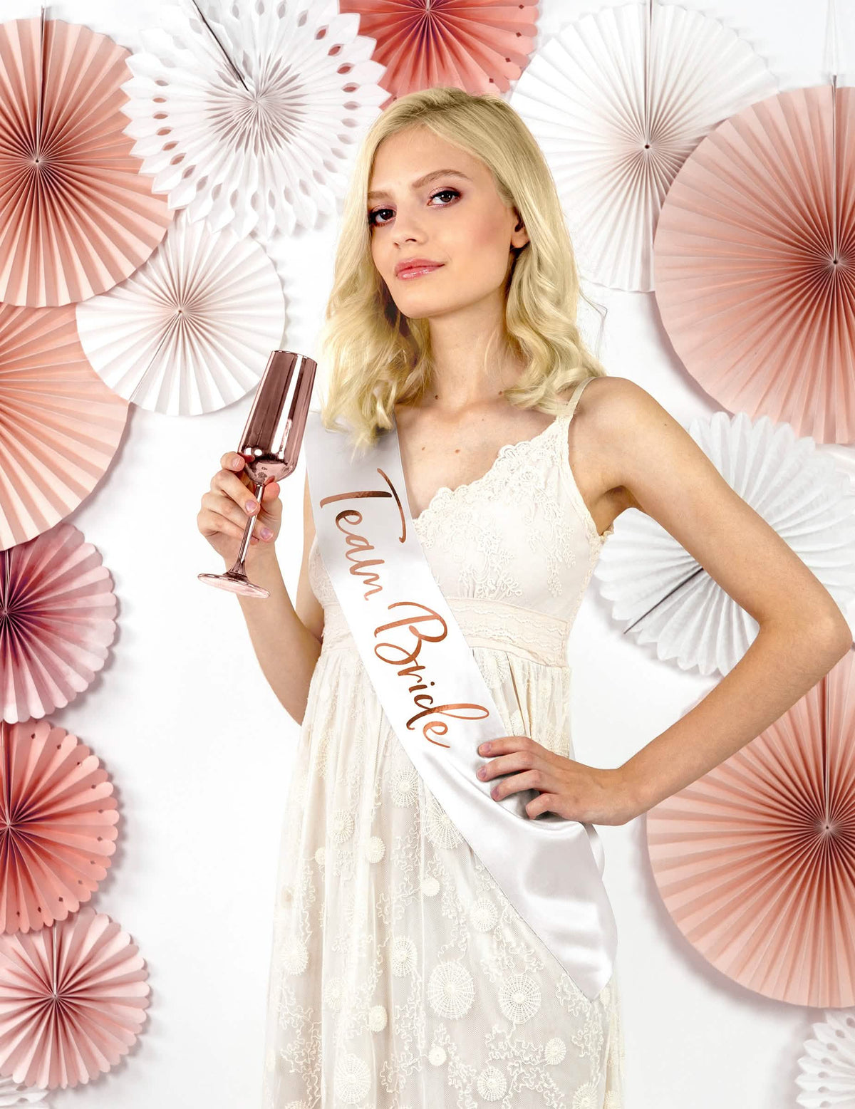 Prednji prikaz nošenja satenskog šala Team Bride