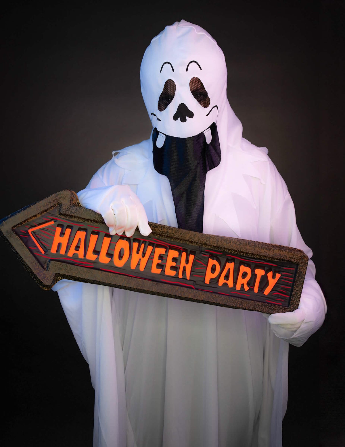 Poziranje pokraj signalne strelice za halloween party koju drži duh