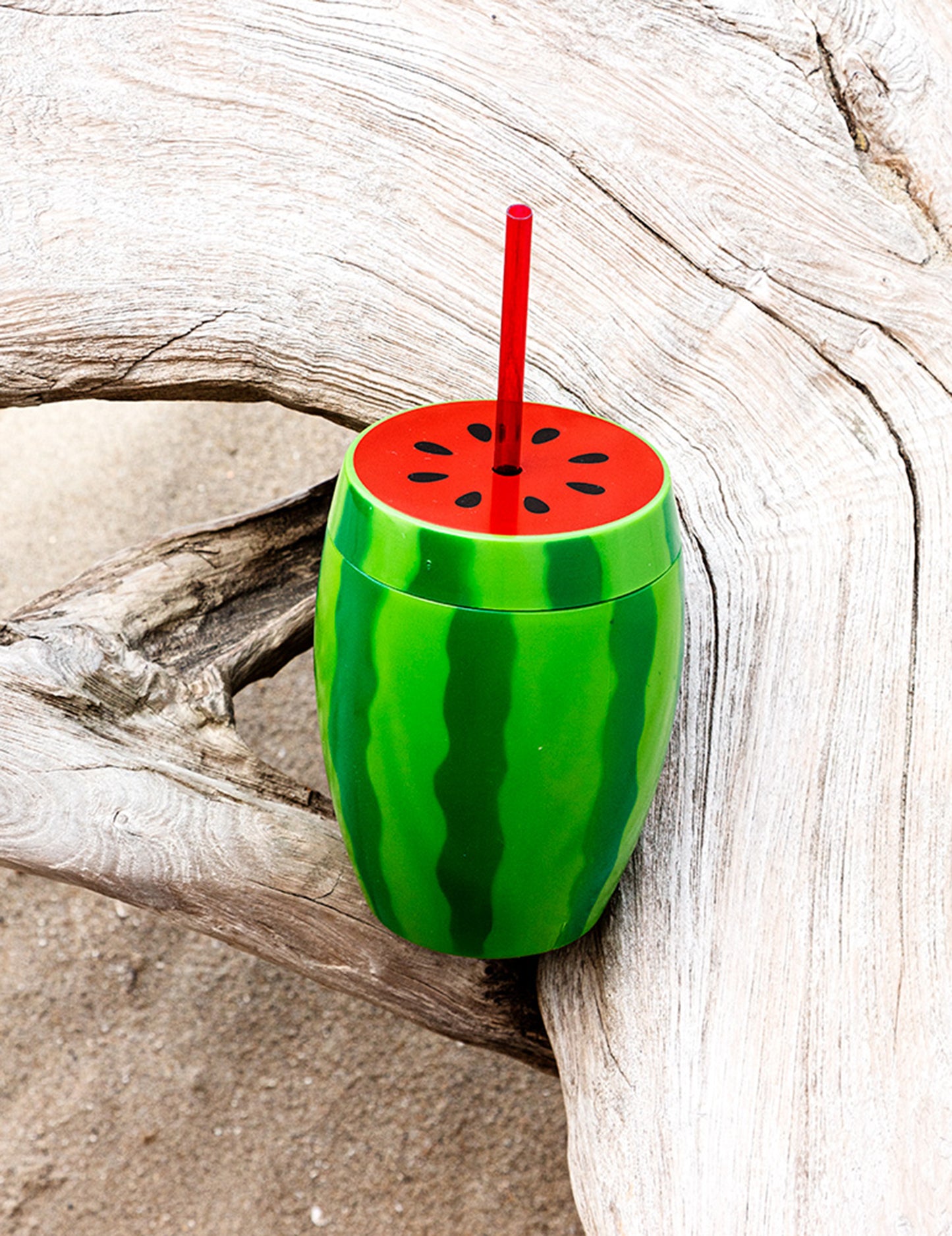 Šalica lubenice sa slamom