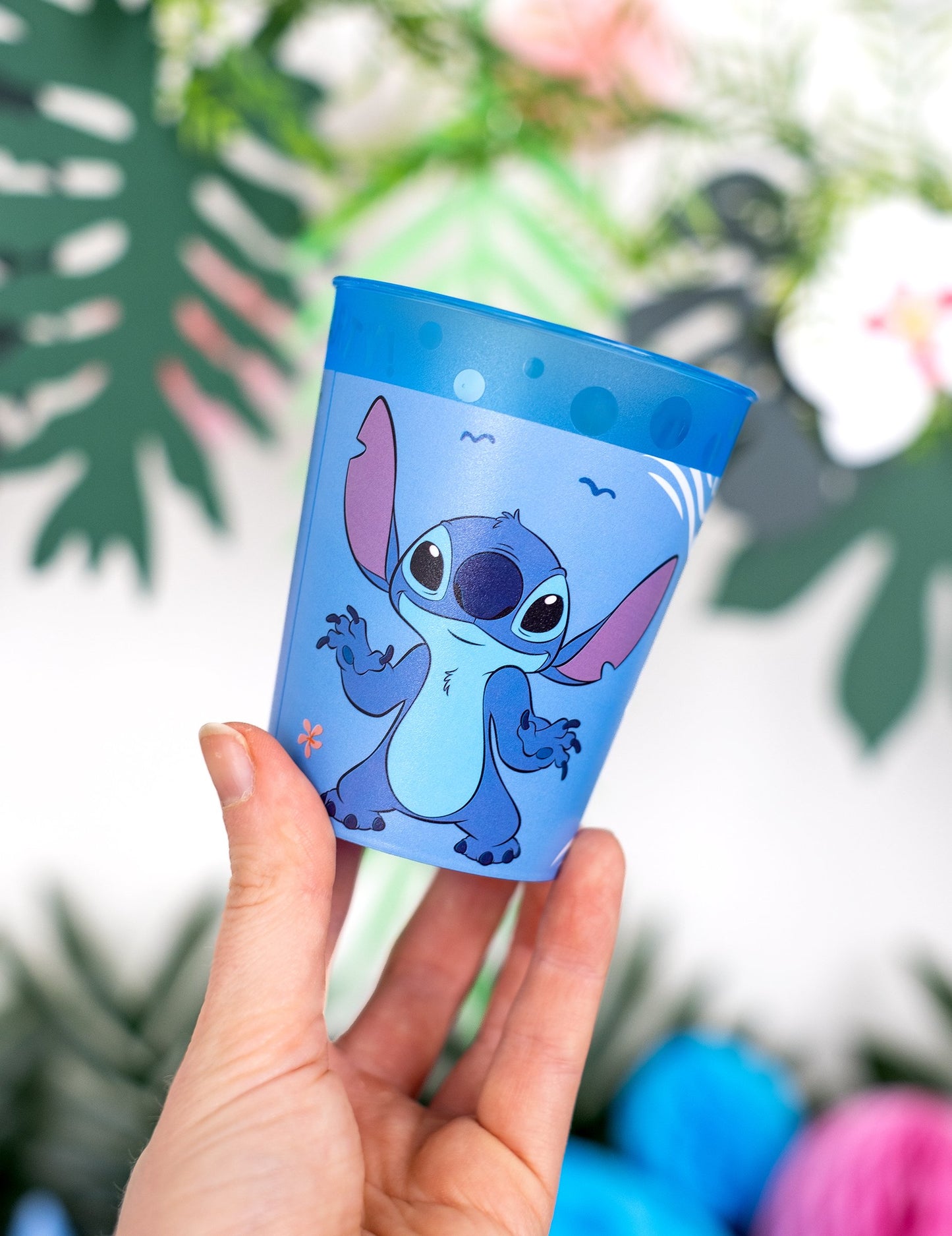 Gros plan sur l'illustration du gobelet réutilisable Stitch