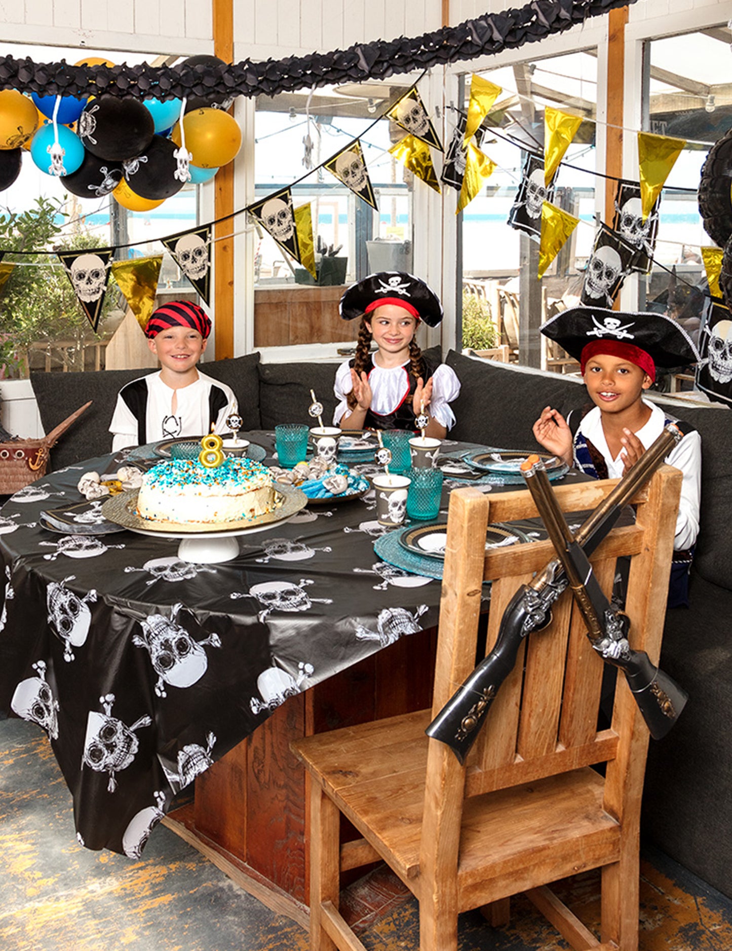 Garland 10 plastičnih zastava Pirate Jolly Roger 30 x 20 cm