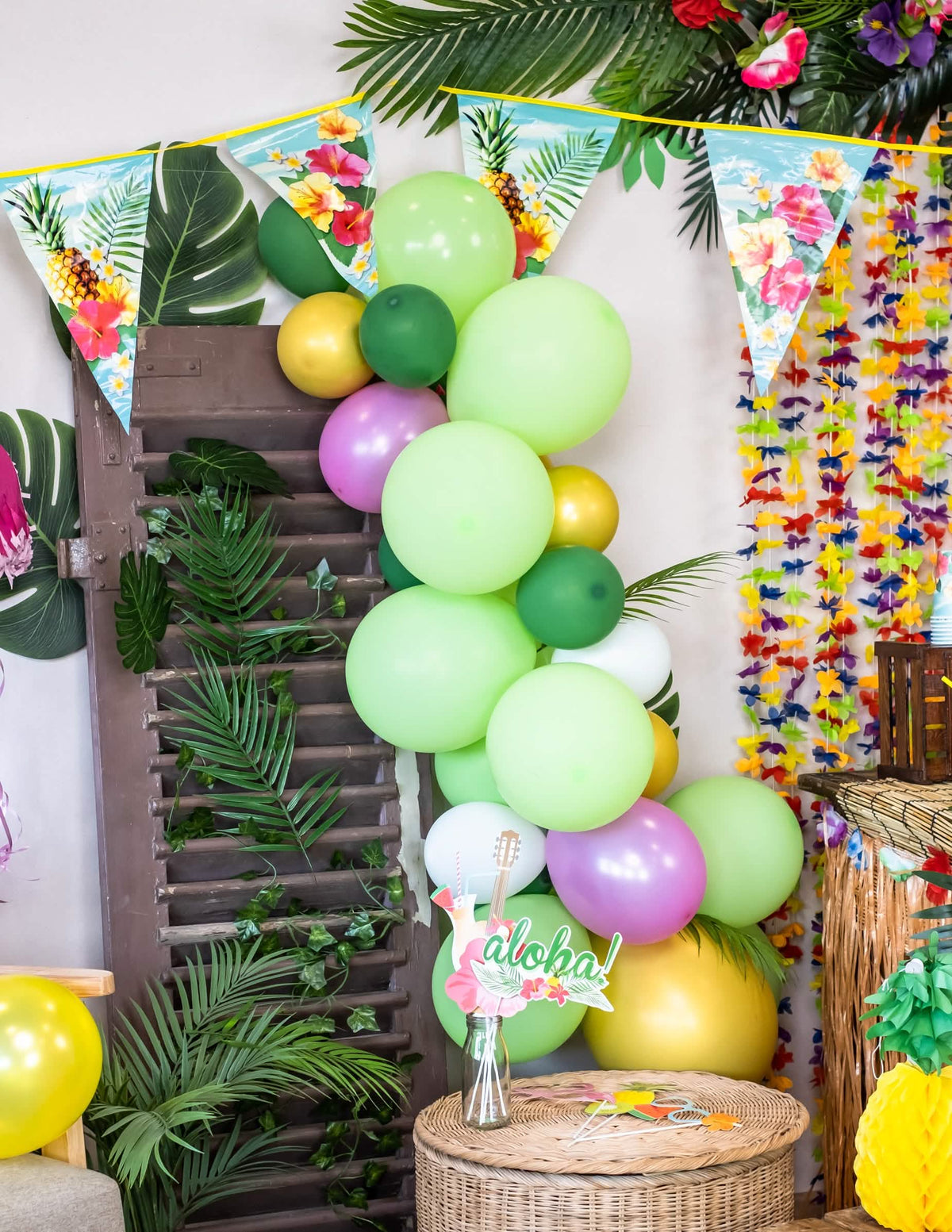 Postavka girlande od zastavica Hawaii party u tropskom dekoru
