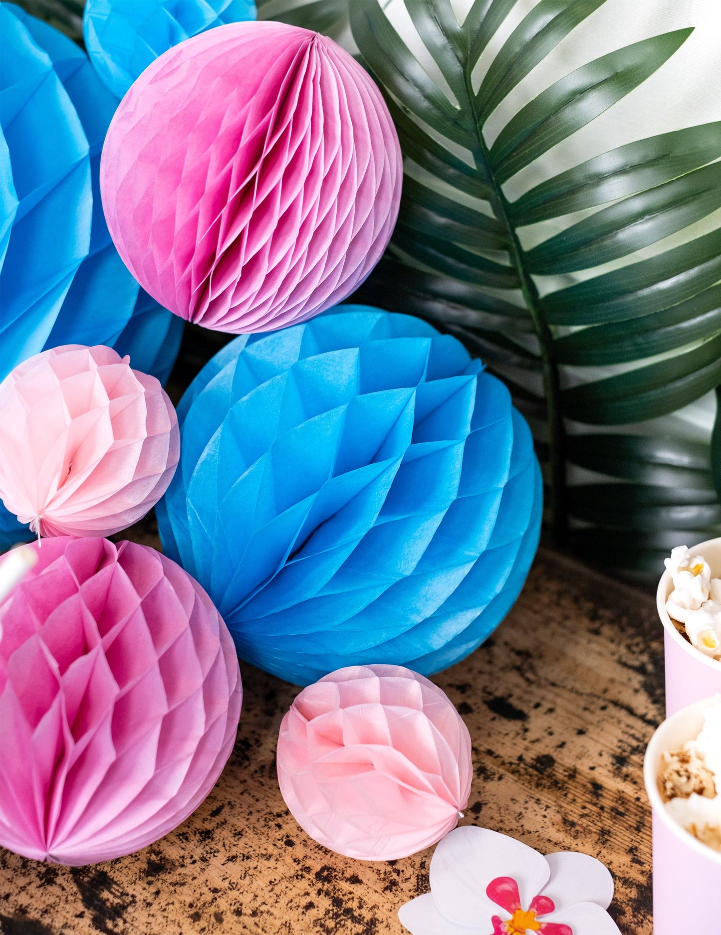 Girlanda sa svjetloružičastim saćastim kuglicama 2,13 m