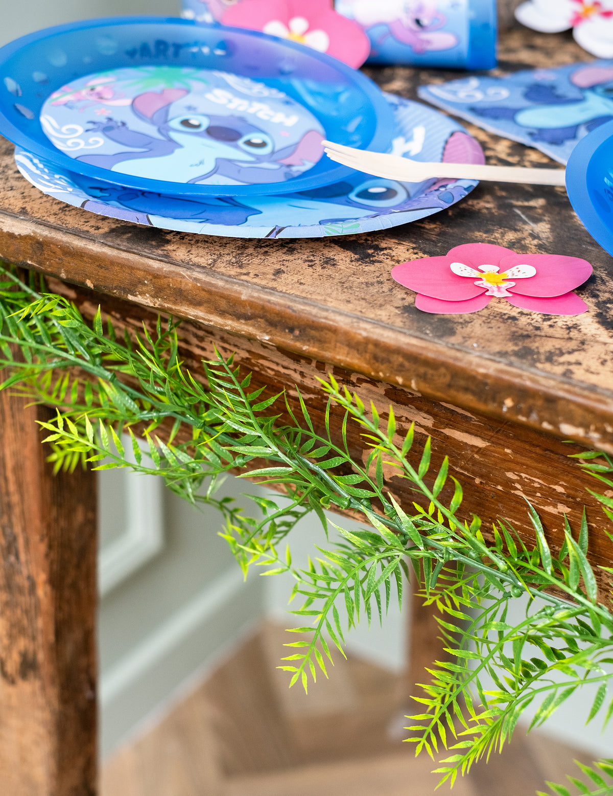 Mise en situation sur une table de la guirlande de fougères pour décoration jungle