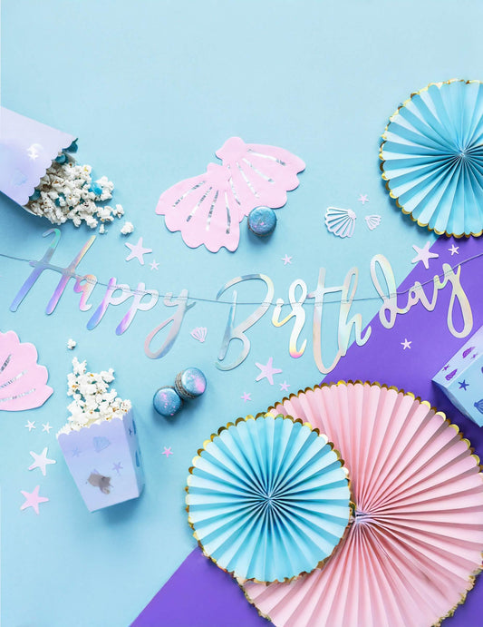 Mise en scène de la guirlande en carton Happy Birthday