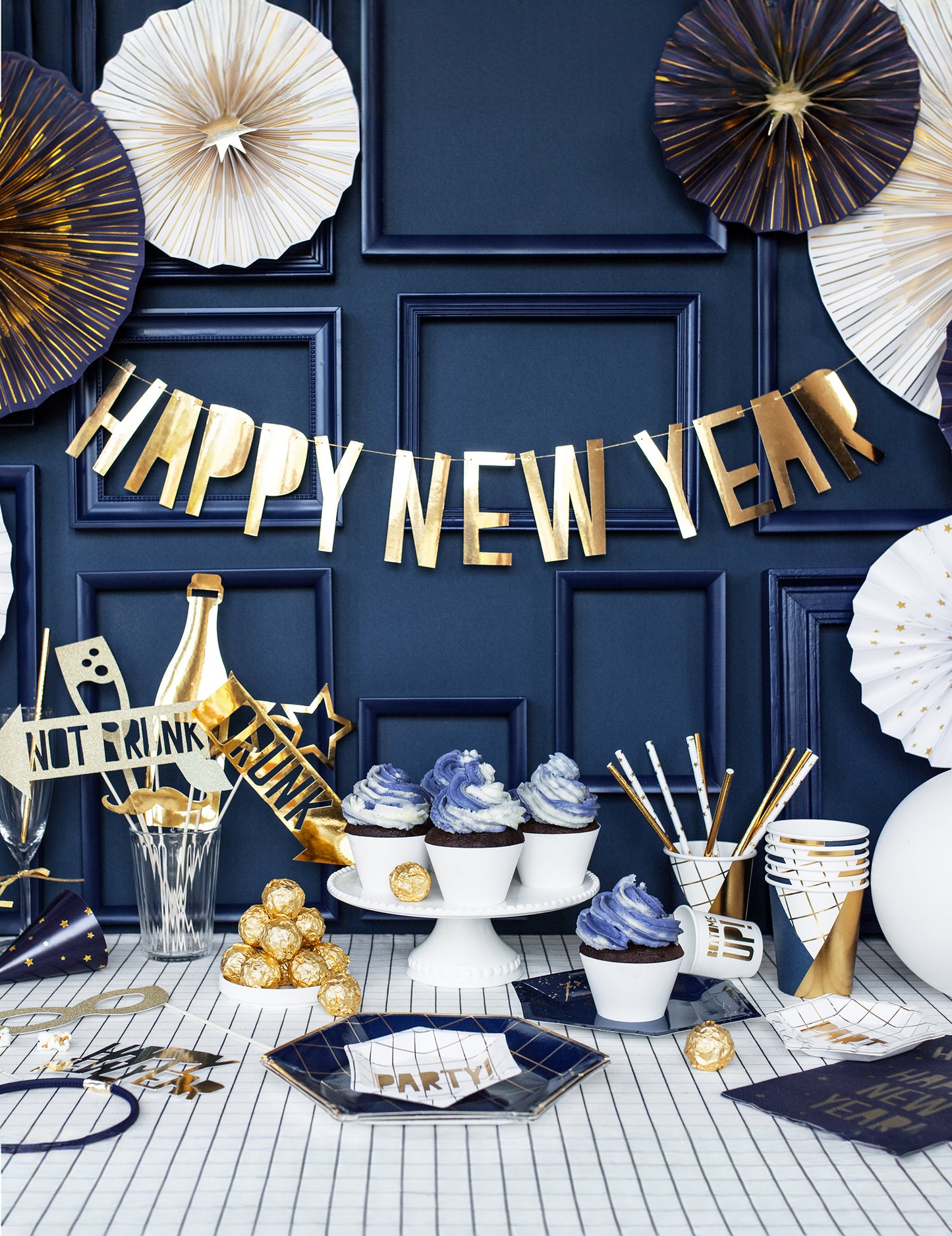 Zlatna kartonska girlanda Sretna Nova godina 10 x 90 cm ukrasi za zabavu