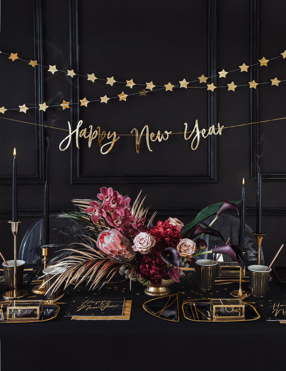 Stolna dekoracija od kartonske girlande s metalik zlatnim natpisom Happy New Year