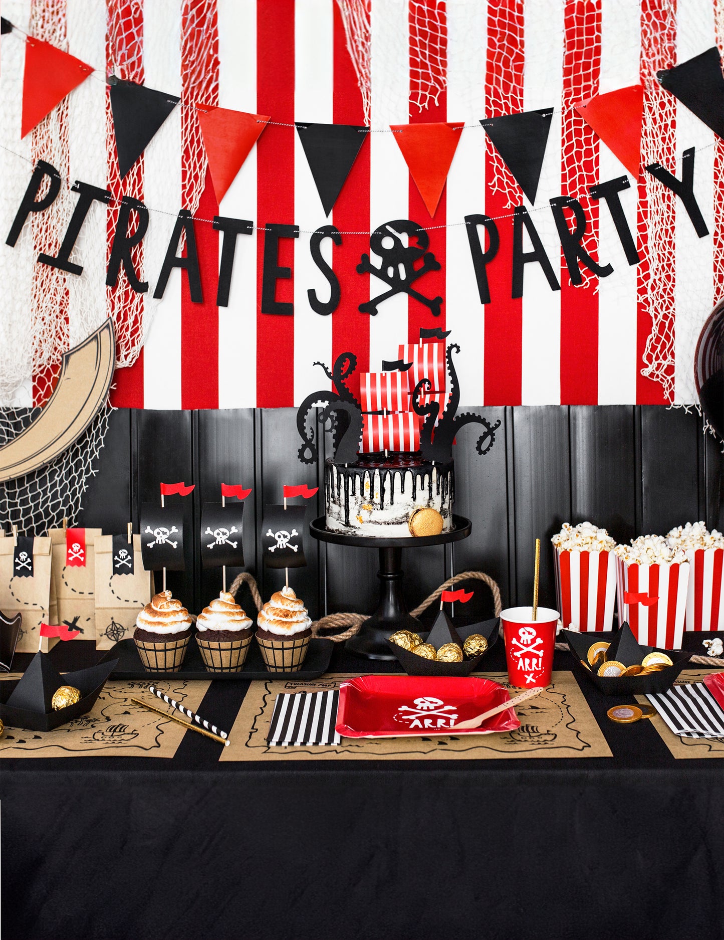 Crna zabavna piratska karton Garland 14 cm x 1 m