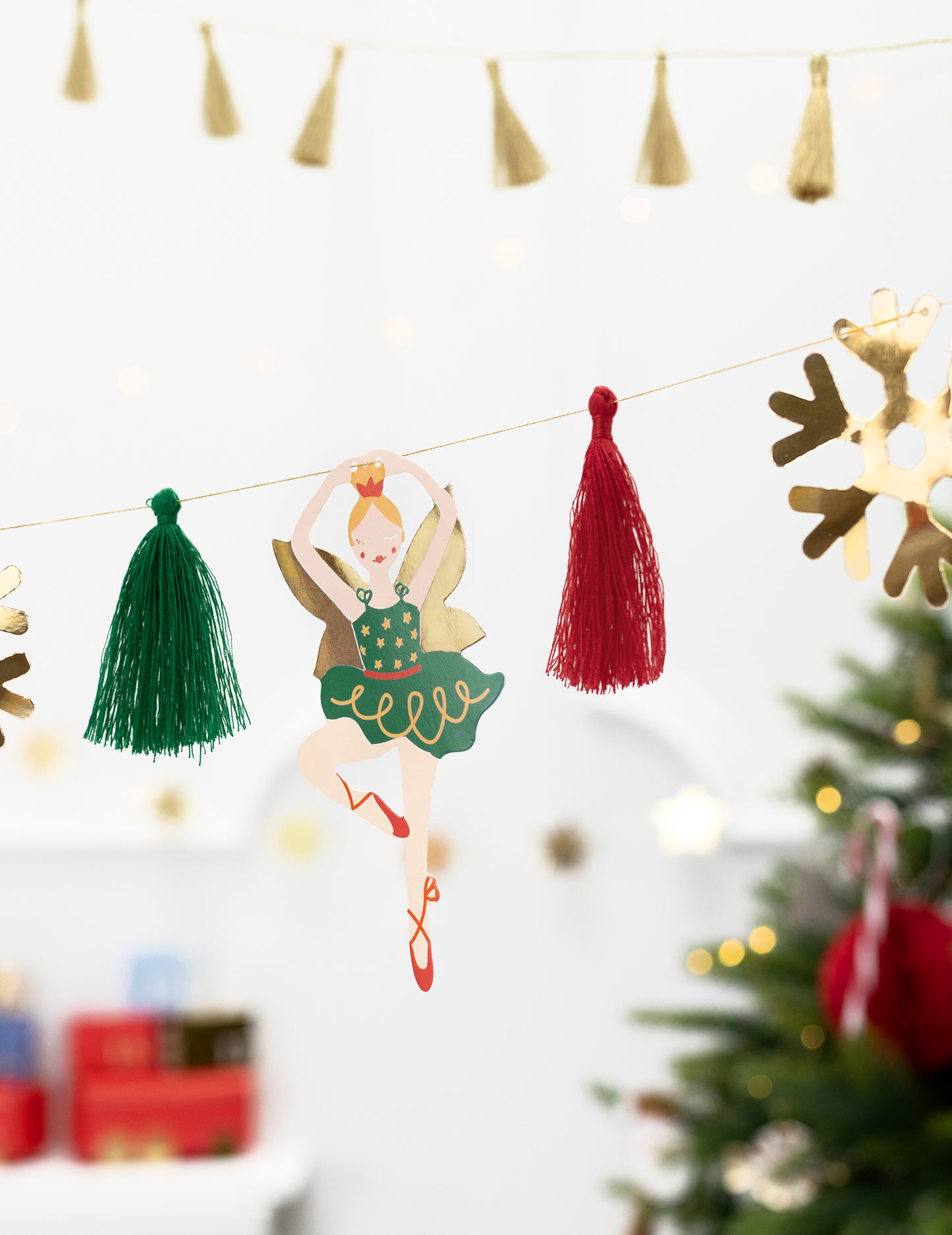 Božićna papirnata girlanda od 2 m s uzorcima Orašara i balerine te pomponima