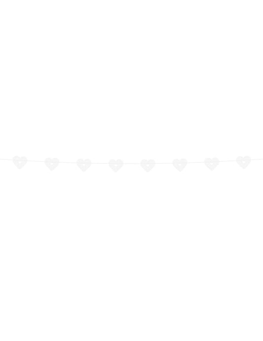Vue horizontale de la guirlande en papier cœurs dentelle pour mariage