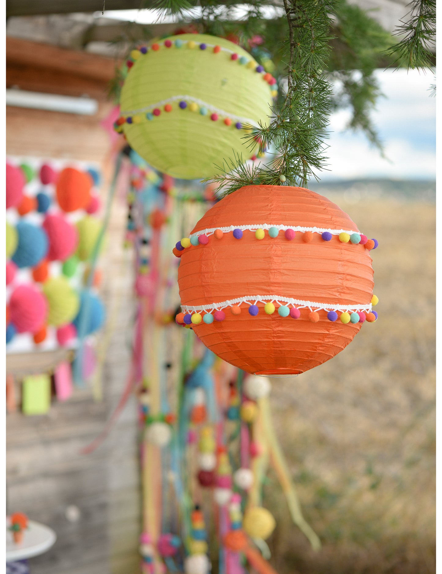 2 m bijele, raznobojne pompon trake širine 2 cm