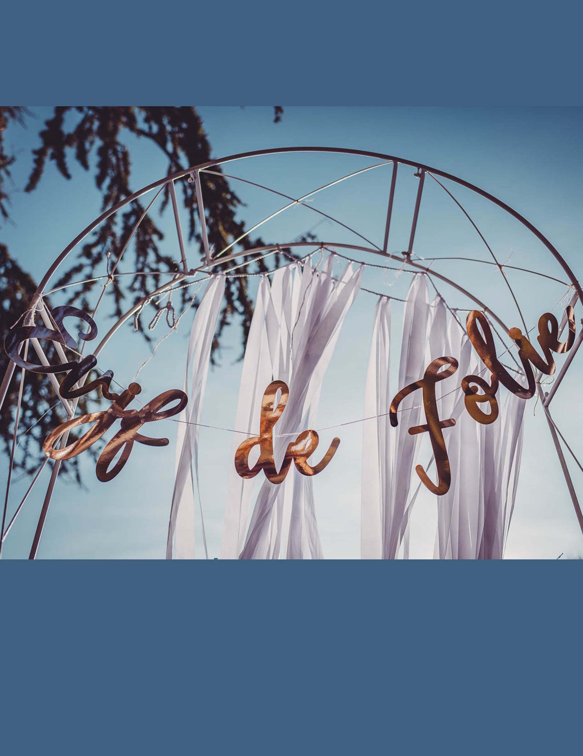 Mise en situation sur une arche de la guirlande EVJF de folie pour femme