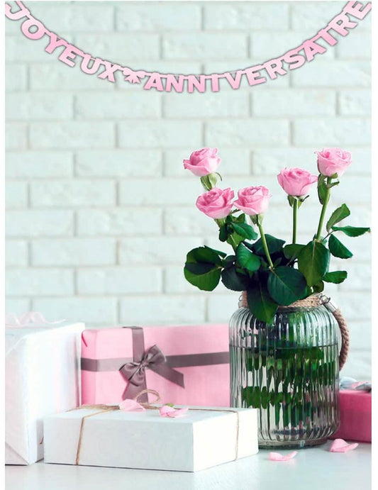 Mise en situation de la guirlande Joyeux Anniversaire rose