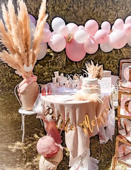 Prikaz na stolu girlande mala čudesna za baby shower