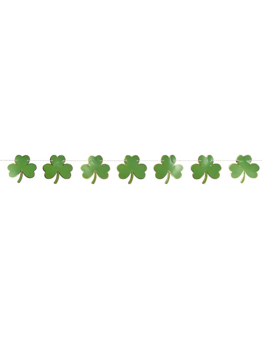 Gros plan sur les trèfles de la guirlande trèfles Saint Patrick