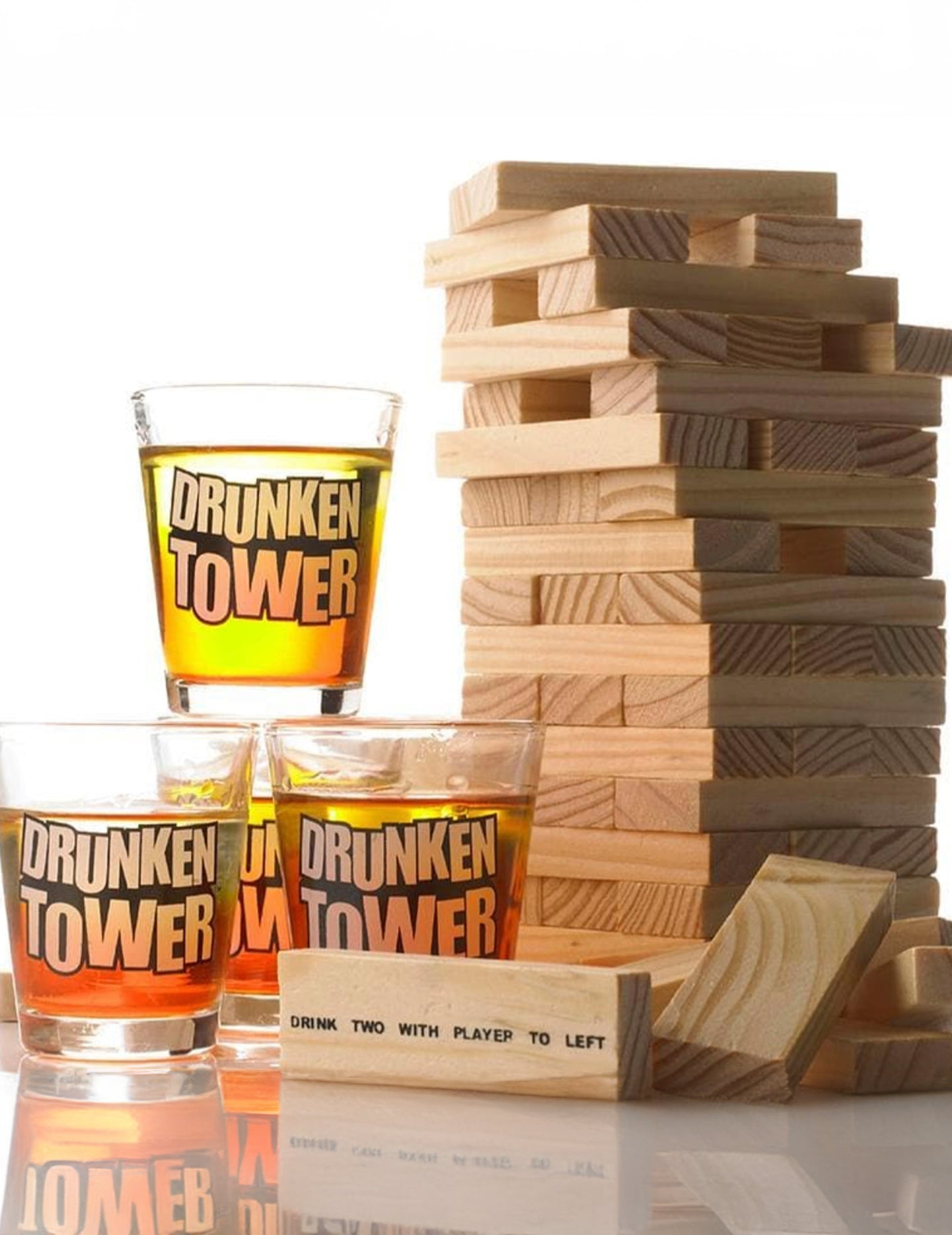 Détail de la tour et des verres à shot du jeu d'apéro Drunken tower