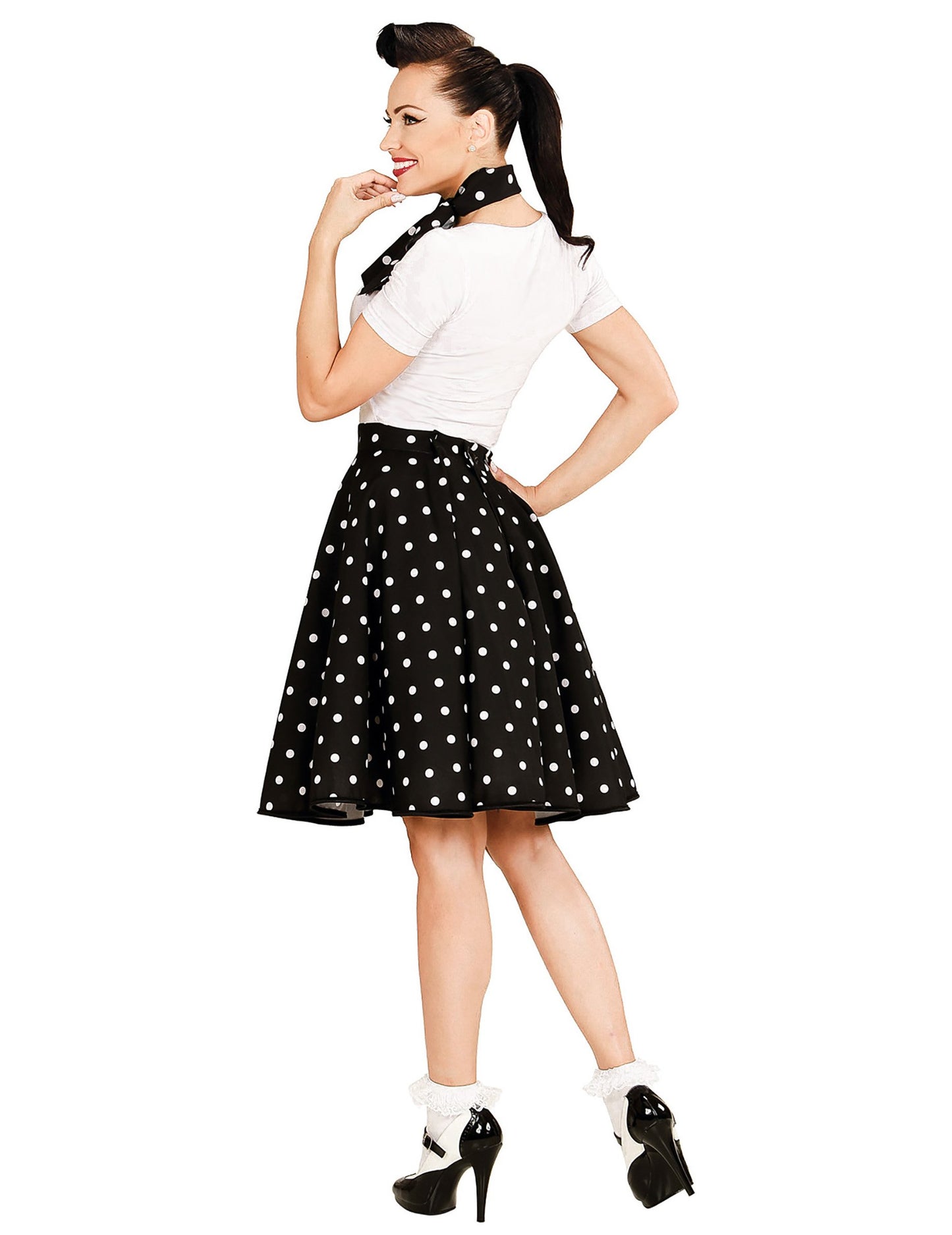 Crna suknja i šal za ženu 1950 -ih