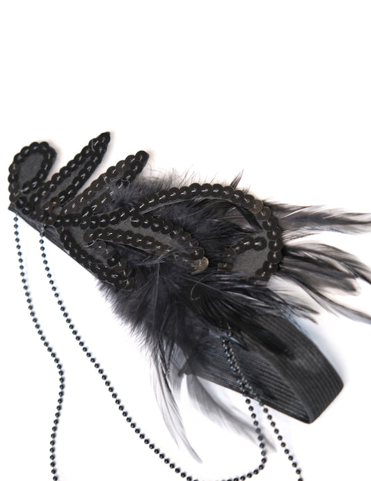 Détail du bandeau à plumes et sequins du kit accessoires années 20