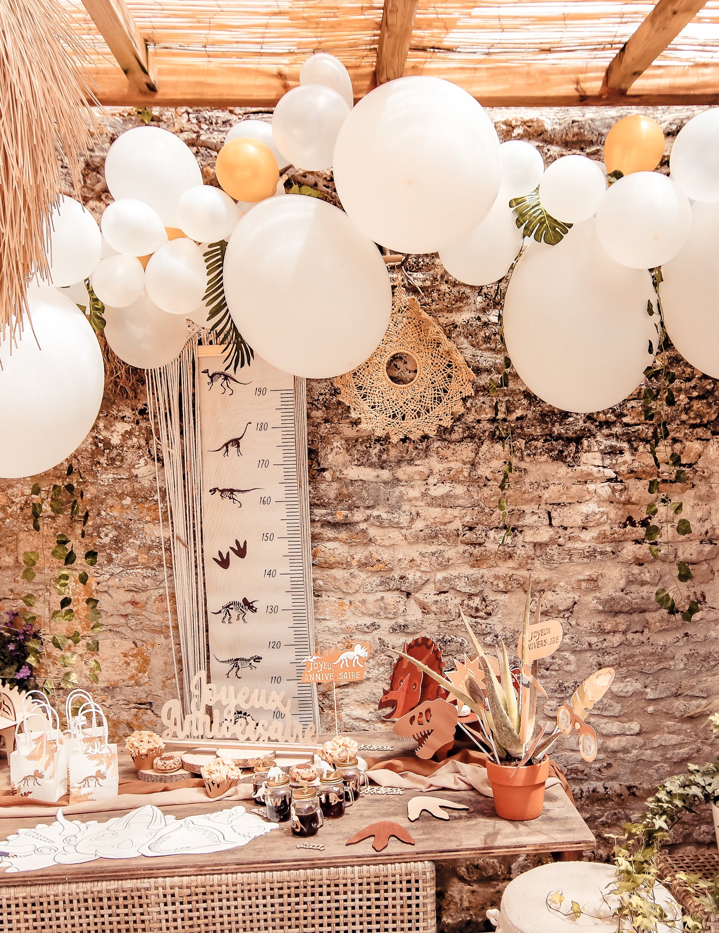 Komplet od 55 bijelo-zlatnih balona za izradu luka s bršljanom i tropskim lišćem, šik ukras