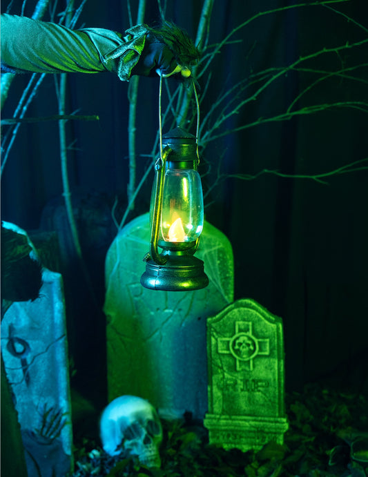 Mise en situation tenue à la main de la lampe à huile rétro