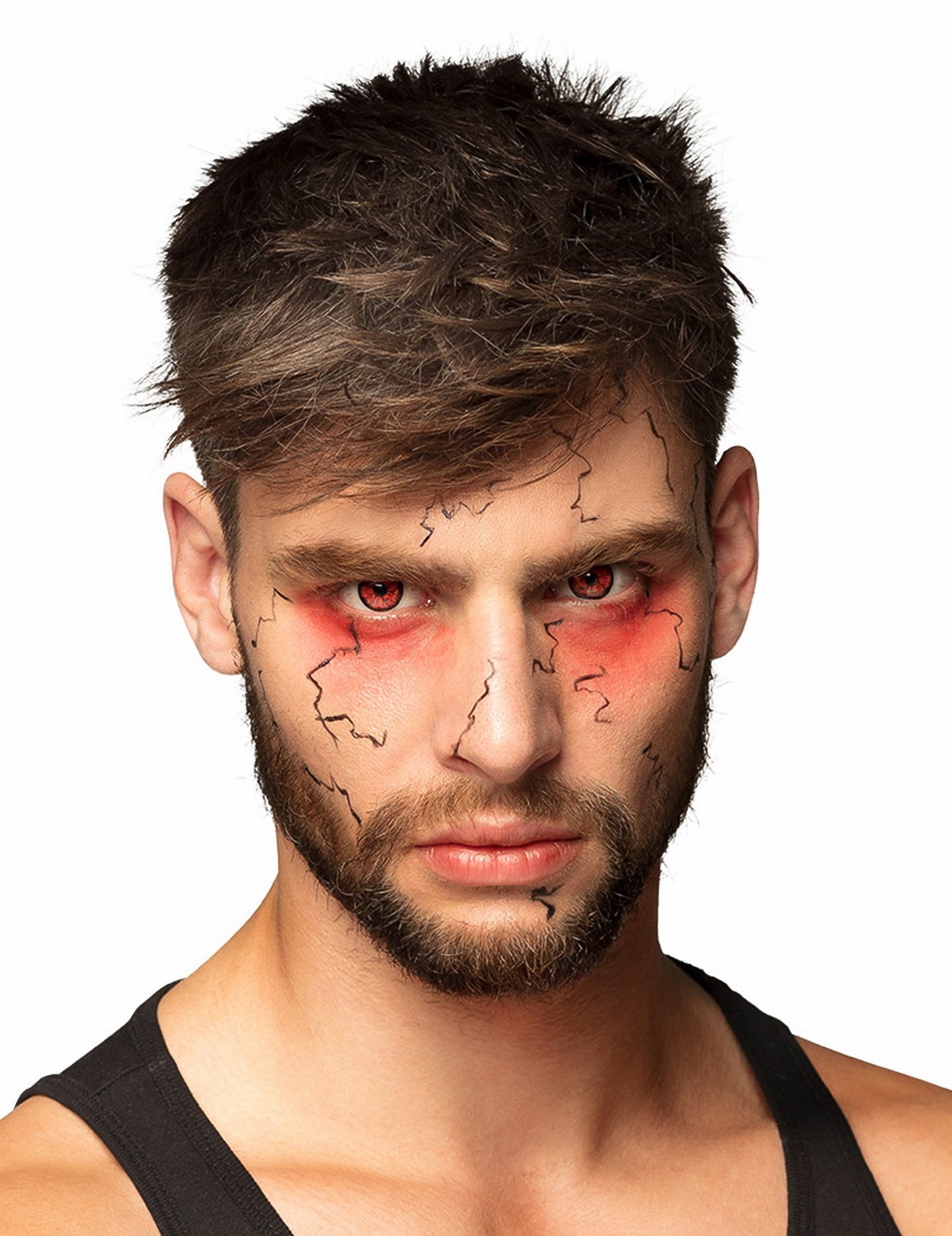 Gros plan sur le regard avec les lentilles fantaisie monstre pour adulte