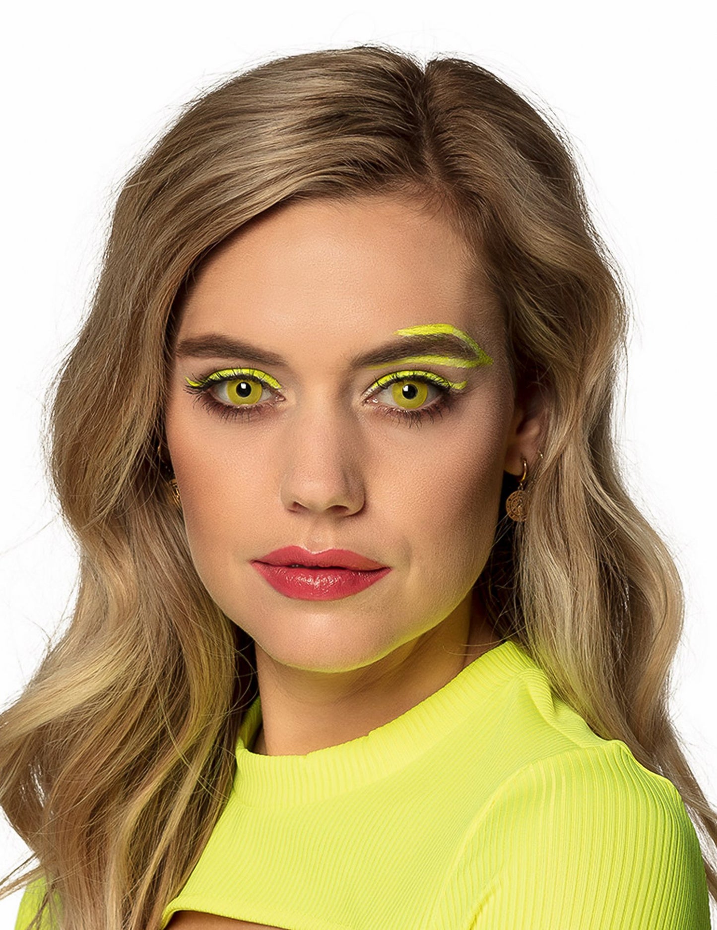 Pogled sprijeda lica s žutim UV fantazijskim lećama za odrasle