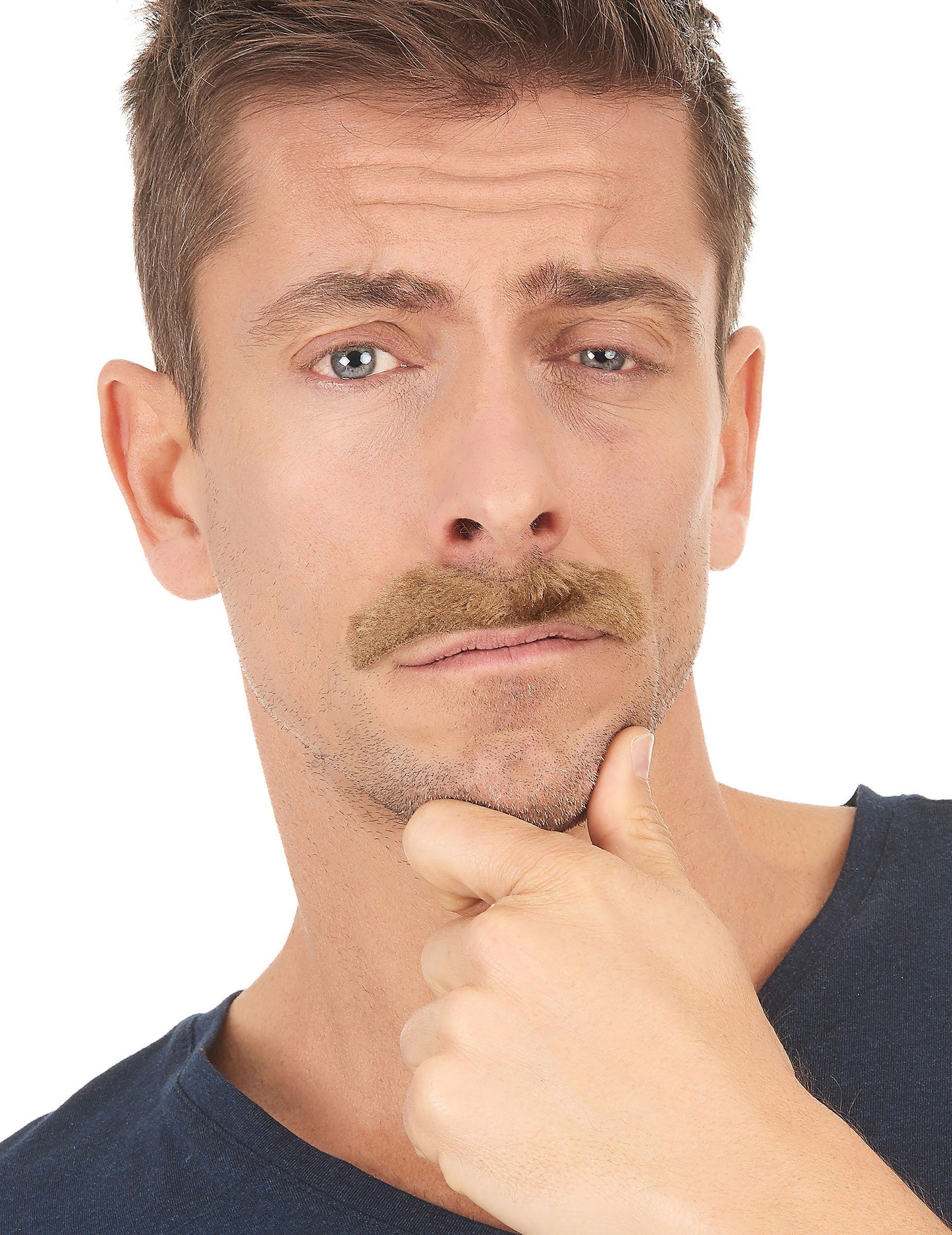 Gros plan sur une moustache marron du lot 6 moustaches adhésives pour adulte