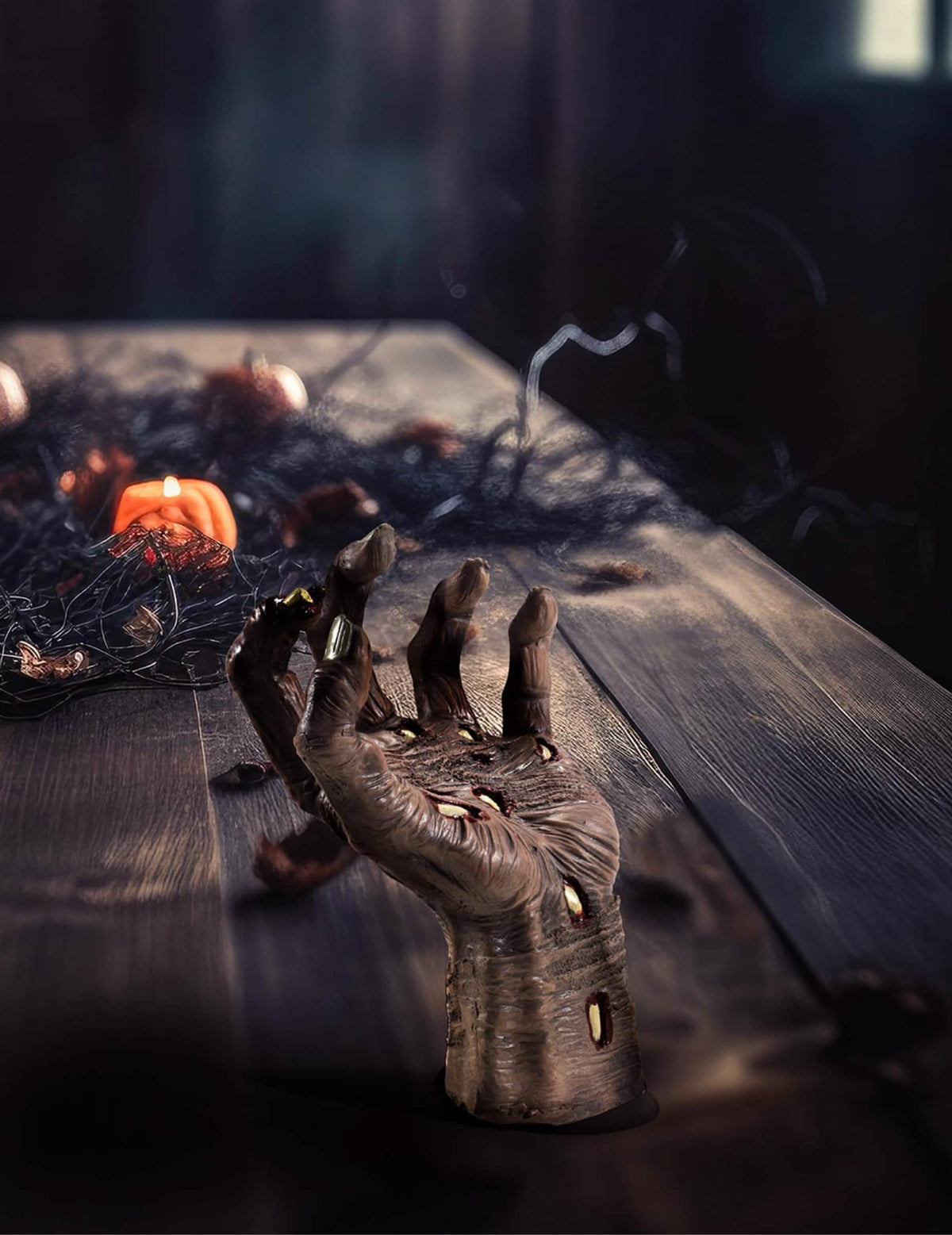 Prikaz raspadajuće zombijeve ruke