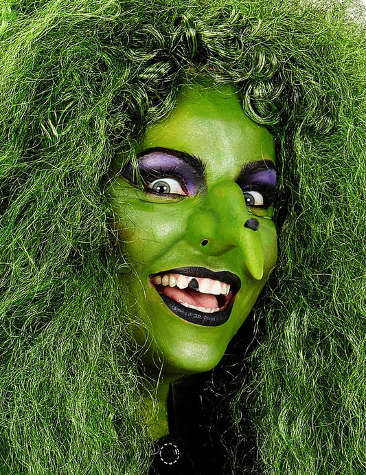Mise en situation sur une sorcière du maquillage pour dent noire pour adulte