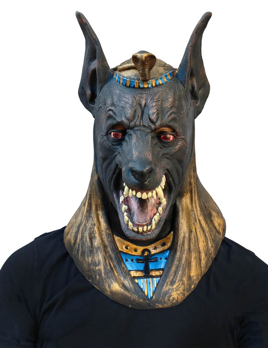 Gros plan sur le visage féroce du masque intégral Anubis