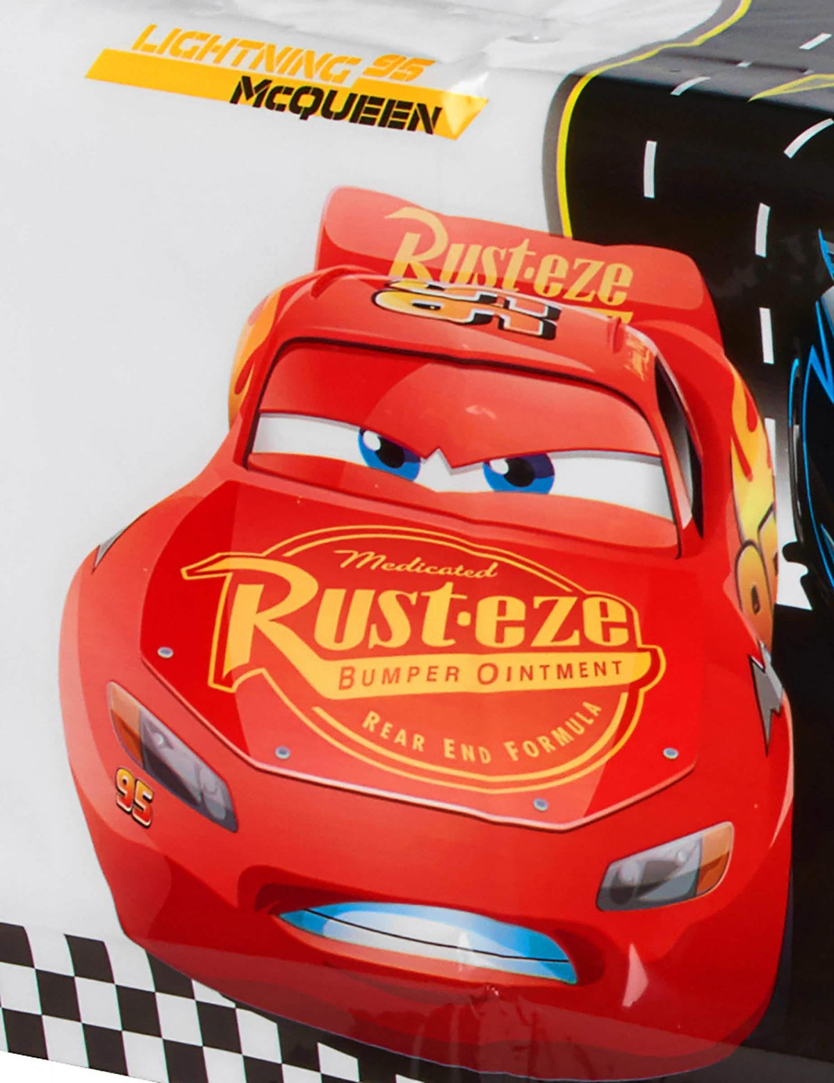 Krupni plan Flash McQueena na Cars 3 stolnjaku s automobilskom stazom