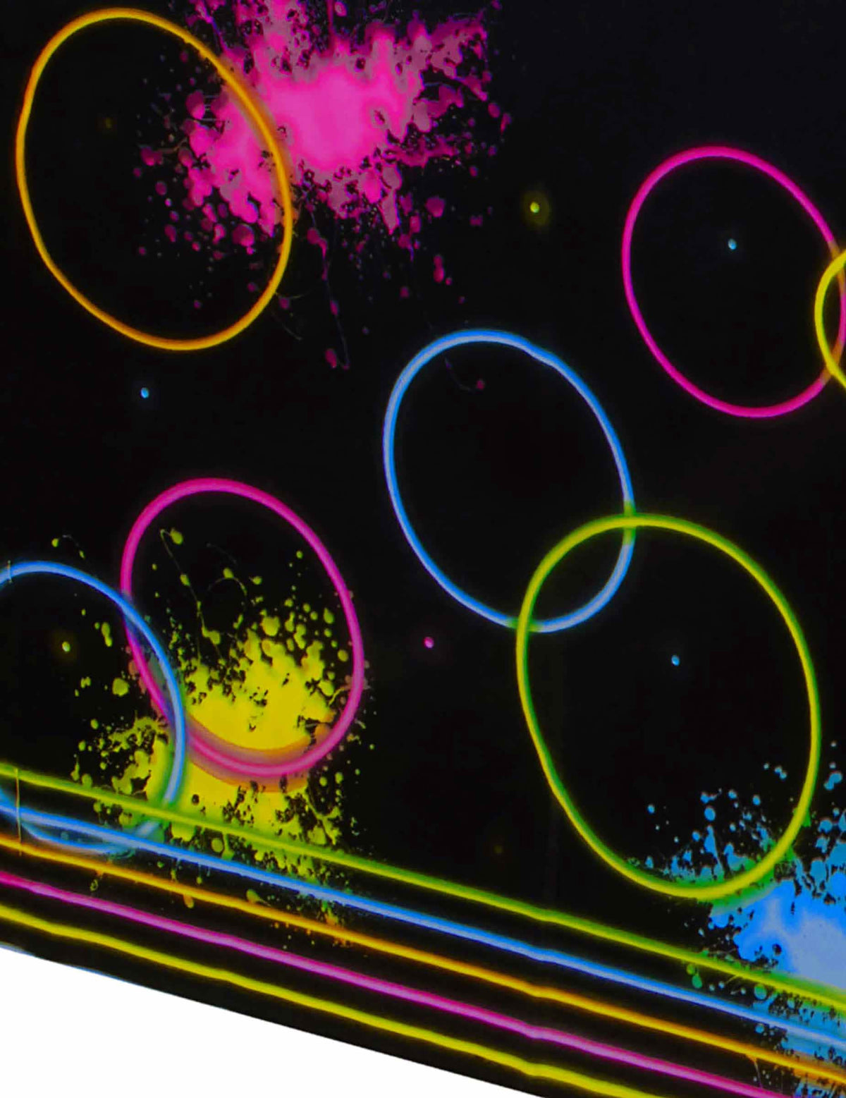 Krupni plan neon krugova i mrlja na crnom plastičnom stolnjaku Glow Party