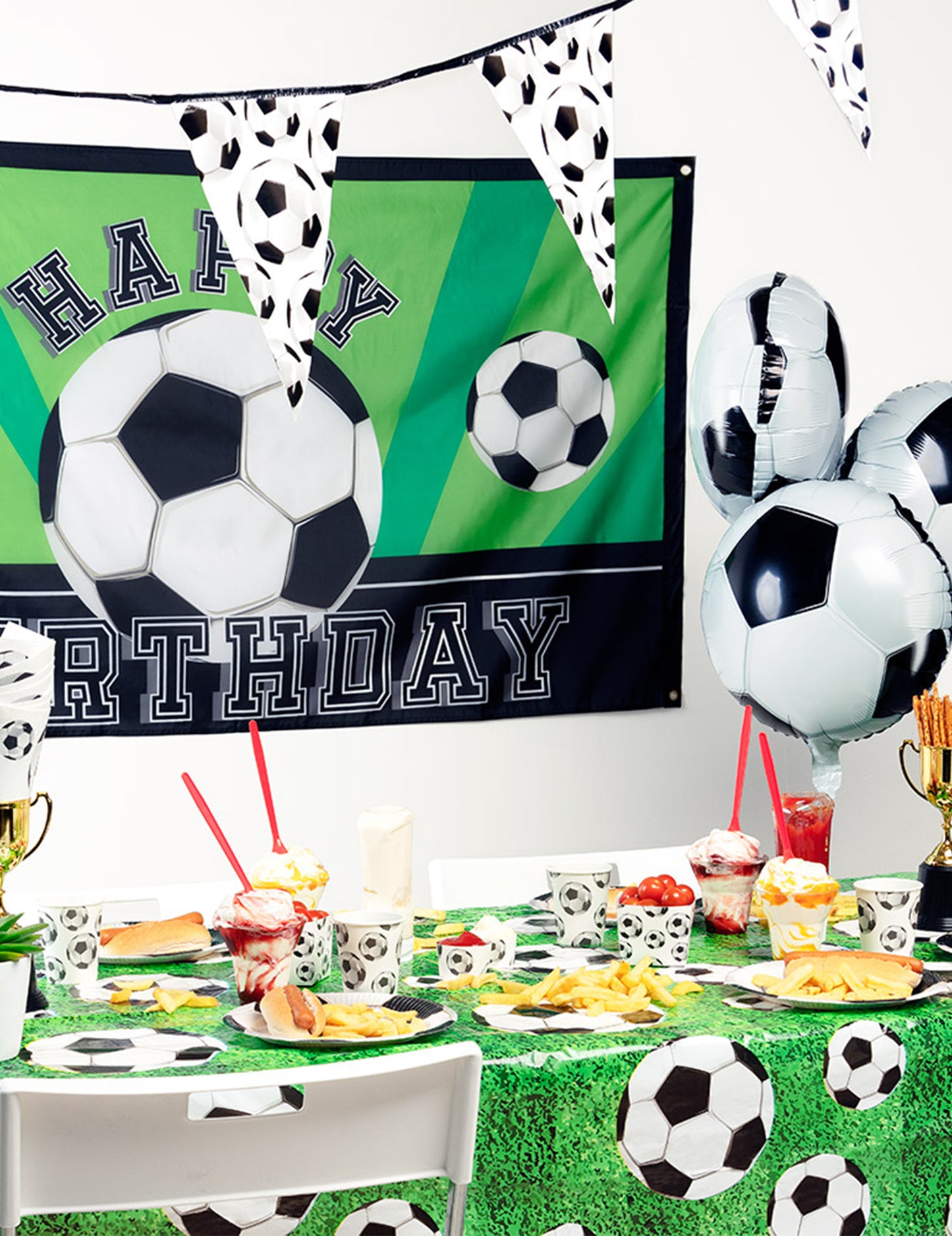 Mise en situation de la nappe en plastique Football sur une table de fête