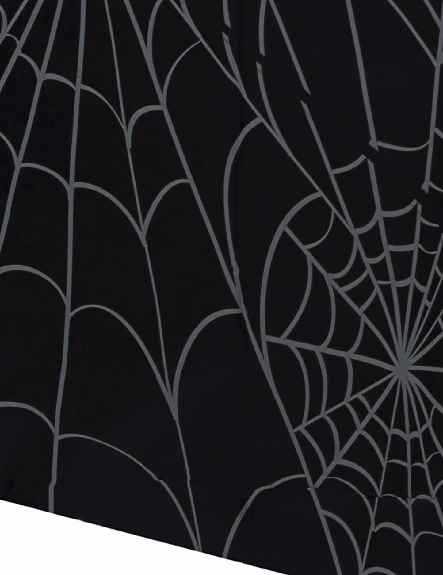 Détail du motif de la nappe en papier toiles d'araignées