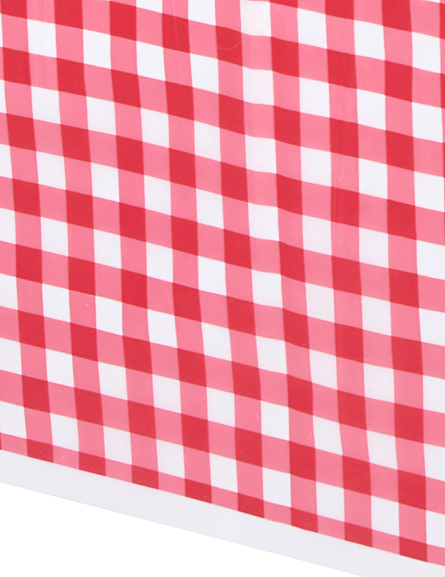 Gros plan sur le motif de la nappe en plastique vichy rouge et blanc