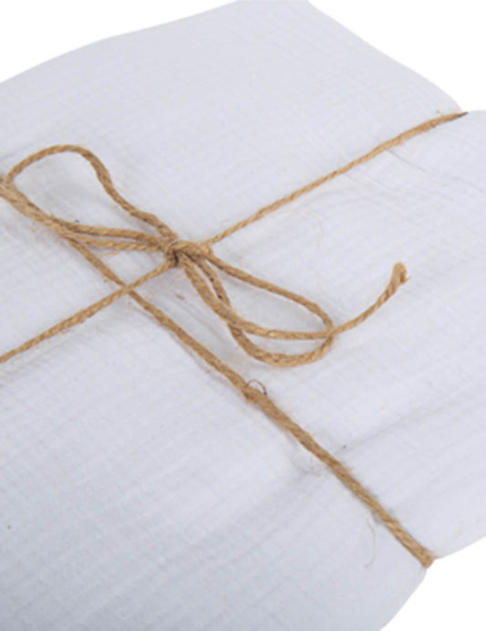 Détail du pliage avec ficelle de la nappe gaze de coton blanche chic et douce