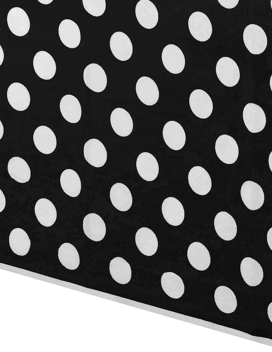 Gros plan sur les motifs de la nappe plastique à pois blancs pour fête