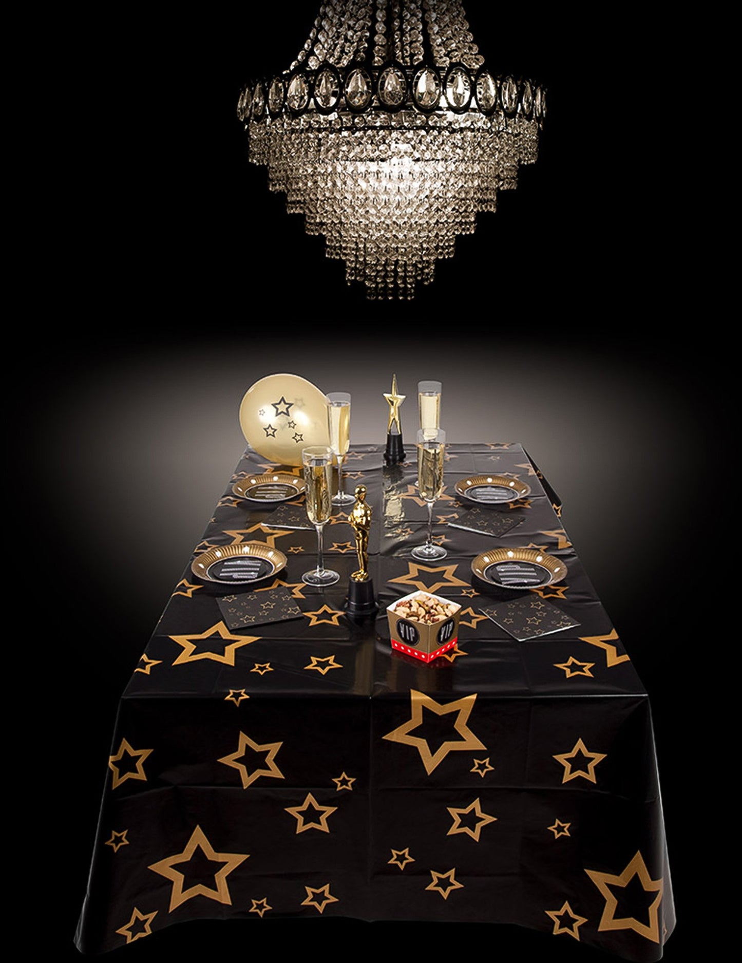 Mise en situation sur une table de fête de la nappe plastique VIP