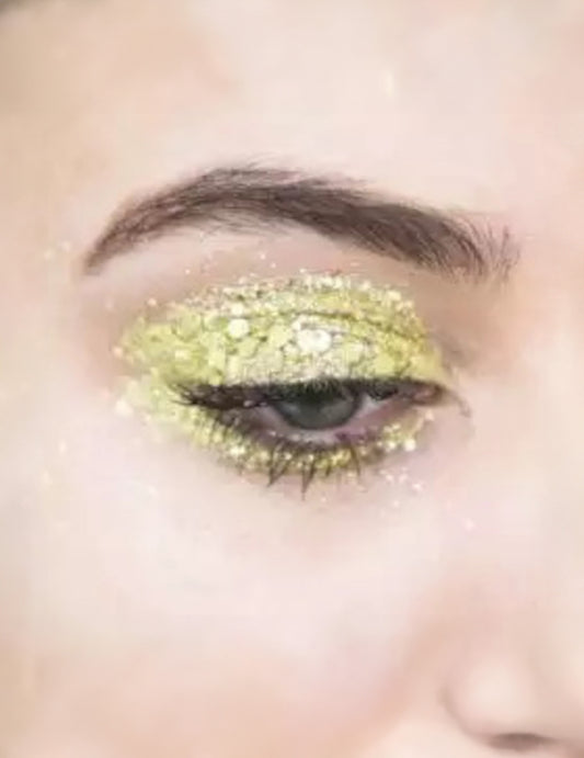 Détail du maquillage des yeux avec les paillettes biodégradables Parachute doré