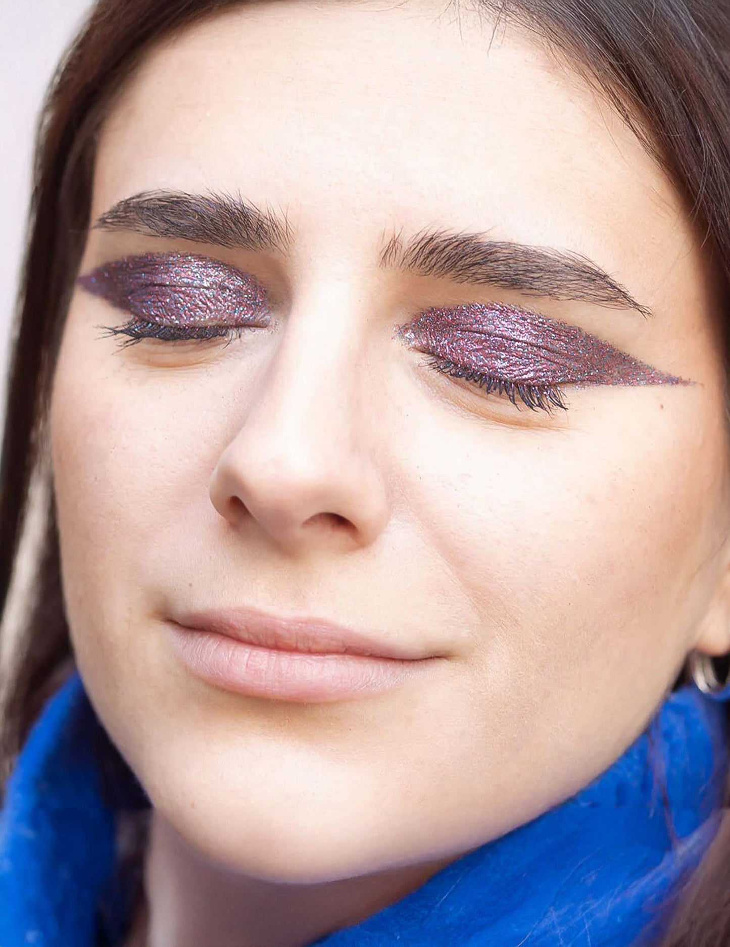 Détail du maquillage des paupières des paillettes biodégradables Supernova
