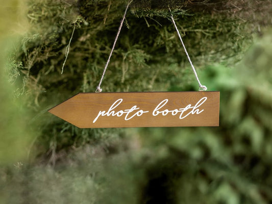 Mise en situation suspendue de la pancarte directionnelle en bois photobooth