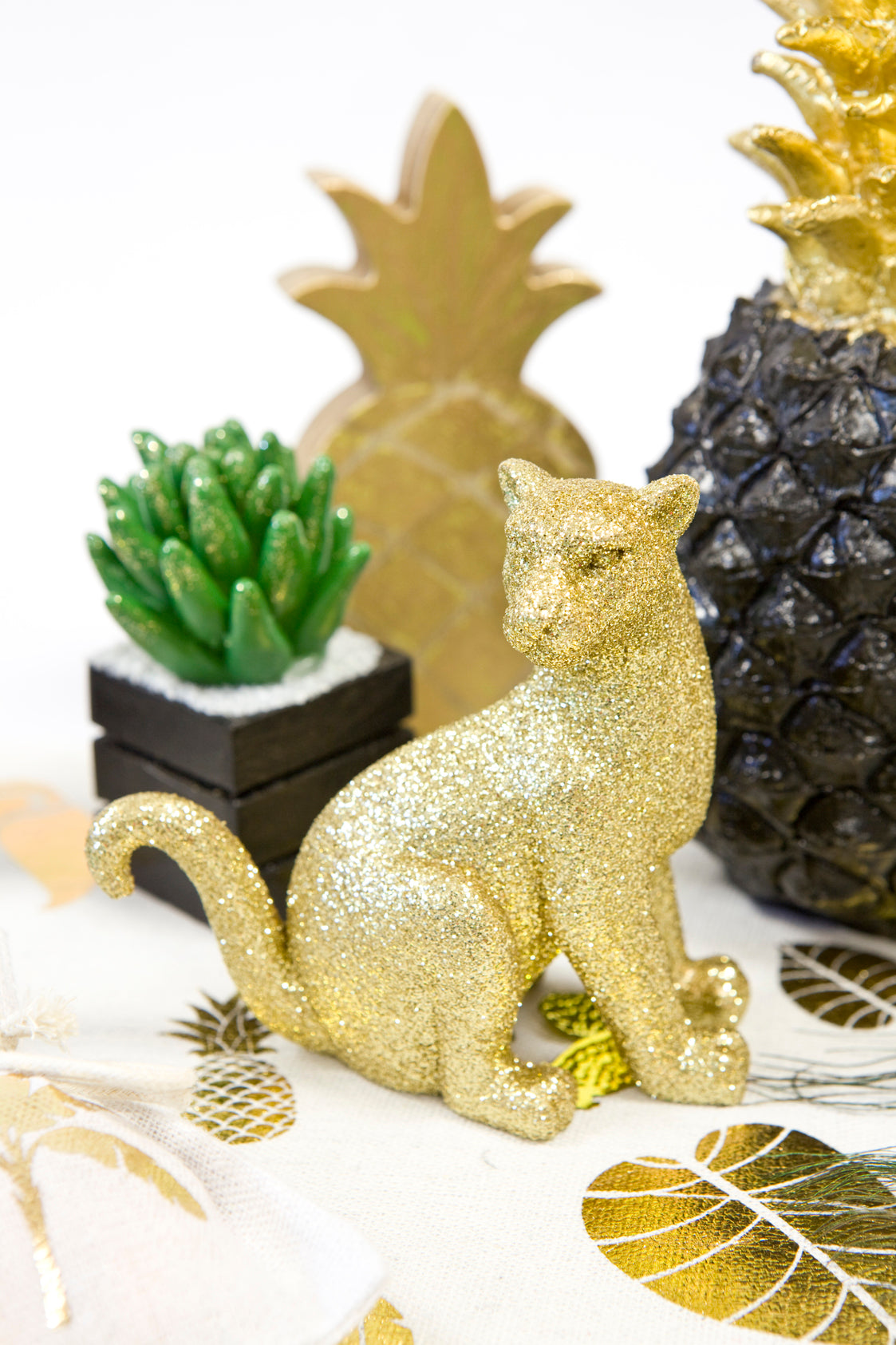 Sjedeća pantera u pozlaćenoj smoli 10 cm šljokičast