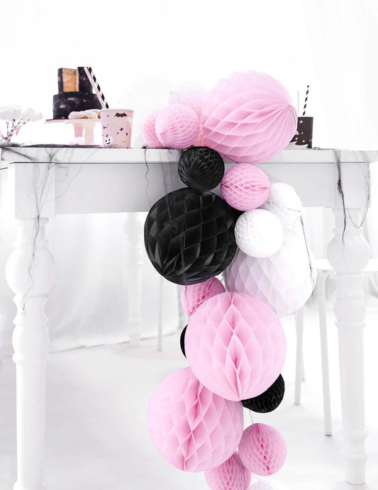 Mise en scène en décoration de table de la boule en papier alvéolé pour déco de fête blanc