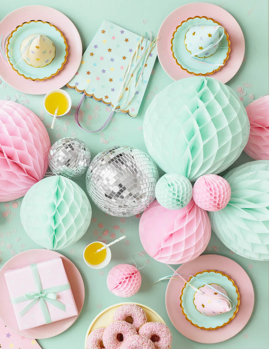 Mise en situation de la boule en papier alvéolé à suspendre pour fête menthe