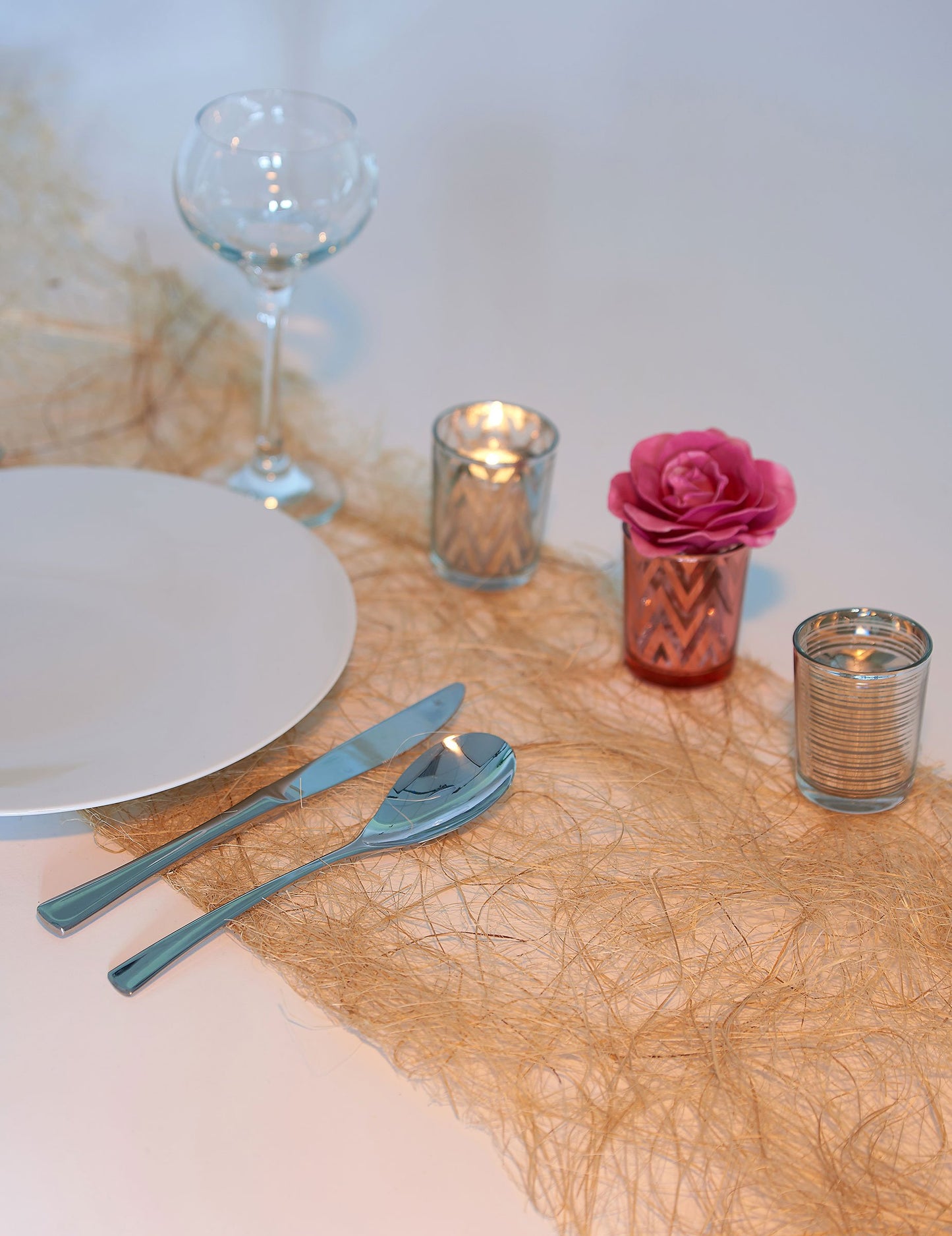 Mise en scène de décoration de table du photophore en verre à rayures pour bougie argenté