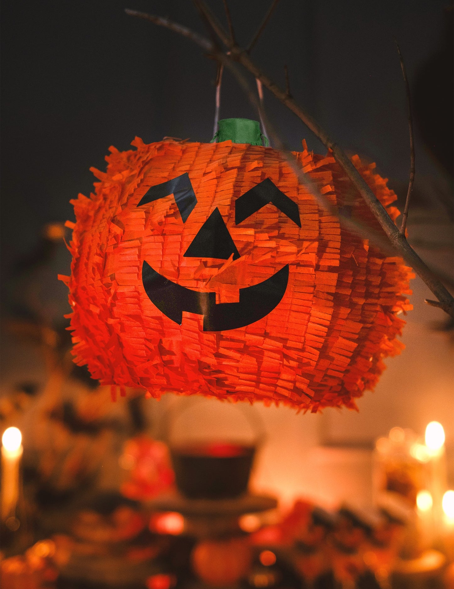 Postavljanje na granu Halloween bundeva piñate