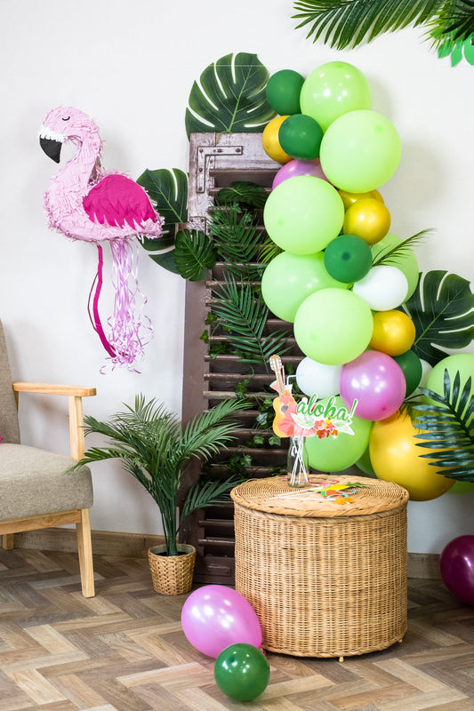 Mise en situation dans un décor tropical de la piñata flamant rose